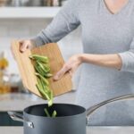 משטח חיתוך קטן מתקפל Chop2Pot מבית JOSEPH JOSEPH