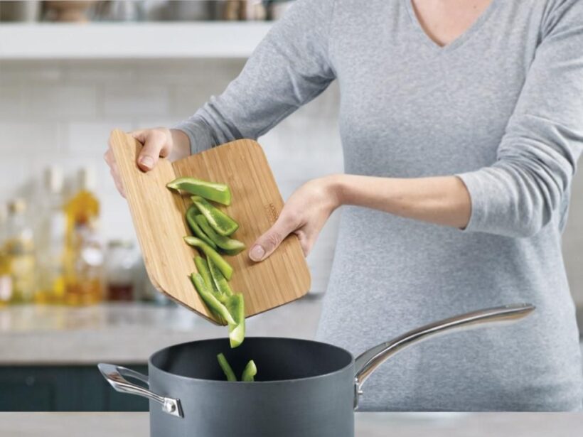 משטח חיתוך גדול מתקפל Chop2Pot מבית JOSEPH JOSEPH
