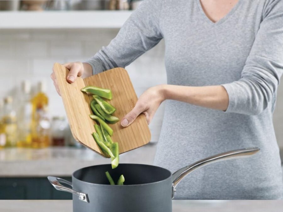 משטח חיתוך גדול מתקפל Chop2Pot מבית JOSEPH JOSEPH