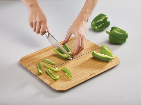 משטח חיתוך גדול מתקפל Chop2Pot מבית JOSEPH JOSEPH