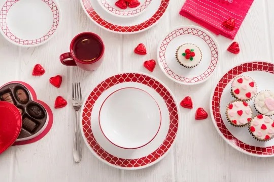צלחת מנה ראשונה 21.5 ס"מ, Crimson Trelis מבית Corning Corelle תוצרת ארצות הברית