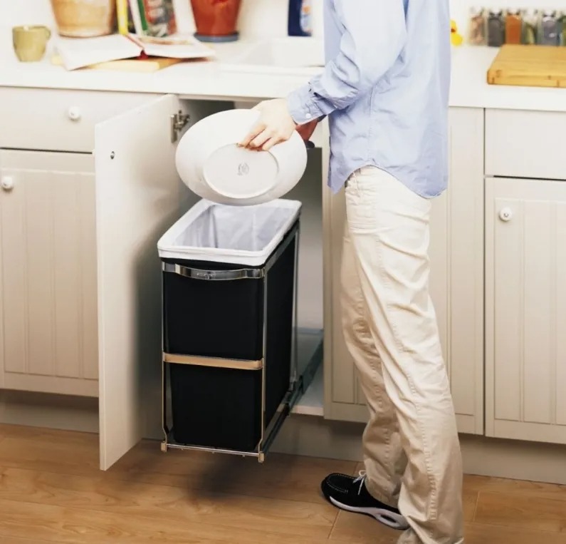 פח פתוח מחובר לארון במסילה מובנת, שחור 30 ל' simplehuman
