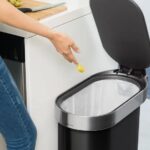 פח פלסטיק דוושה צר, שחור 40 ל' simplehuman