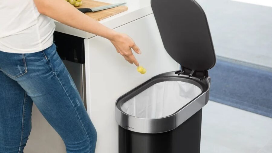 פח פלסטיק דוושה צר, שחור 40 ל' simplehuman
