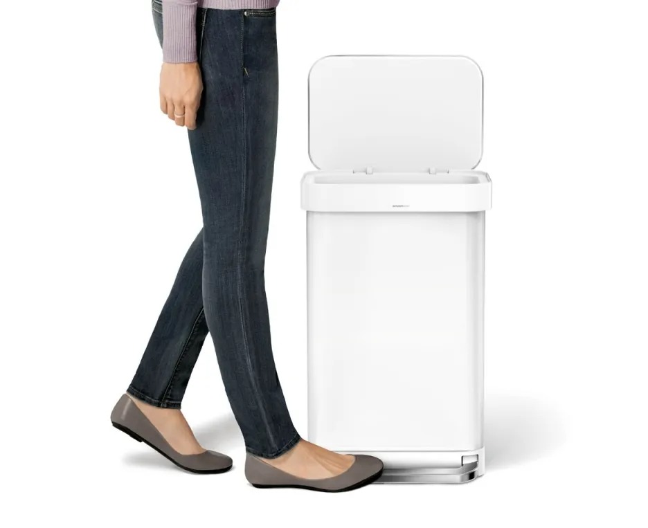 פח לבן מלבני נירוסטה, דוושה רחבה 45 ל' simplehuman