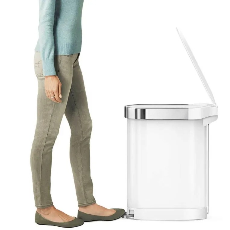 פח דוושה צר נירוסטה, לבן 45 ל' simplehuman