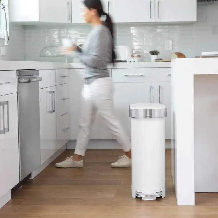פח דוושה צר נירוסטה, לבן 45 ל' simplehuman