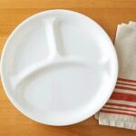 צלחת מחולקת 21.5 ס"מ, Winter Frost White מבית Corning Corelle תוצרת ארצות הברית