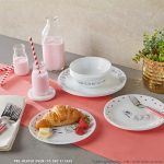 סט צלחות 12 חל' דגם Hello Kitty מבית Corning Corelle תוצרת ארצות הברית.