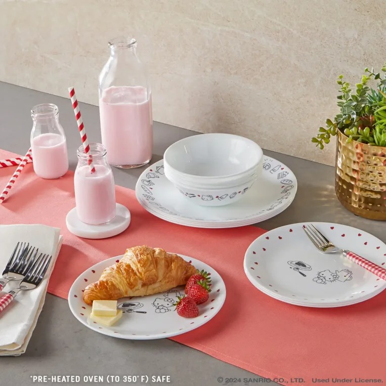 סט צלחות 12 חל' דגם Hello Kitty מבית Corning Corelle תוצרת ארצות הברית.