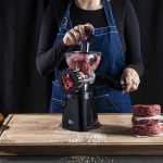 מטחנה ידנית רב שימושית לקיצוץ בשר והכנת עוגיות מרקואיות מבית Food Appeal