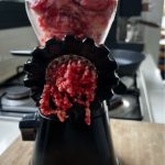 מטחנה ידנית רב שימושית לקיצוץ בשר והכנת עוגיות מרקואיות מבית Food Appeal