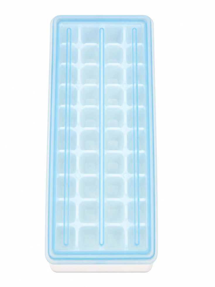 מגש לקרח 40 חורים עם מכסה COSMOPLAST